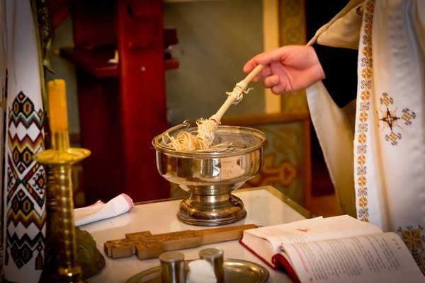 Comprendre les différences entre le baptême catholique et protestant