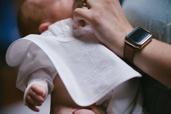 Quand baptiser son bébé : Conseils pour les parents
