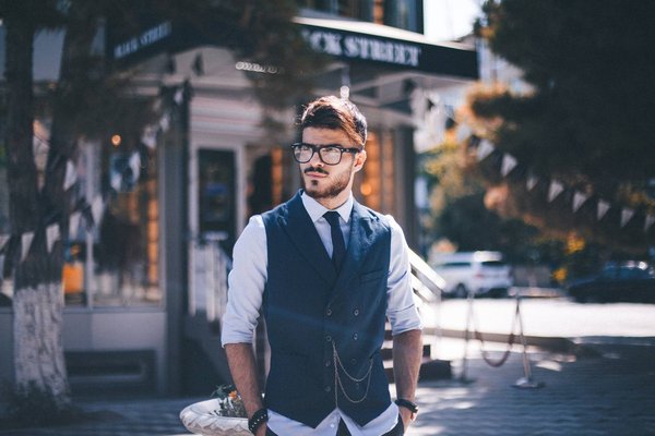 Comment être élégant sans être trop formel pour un baptême ?